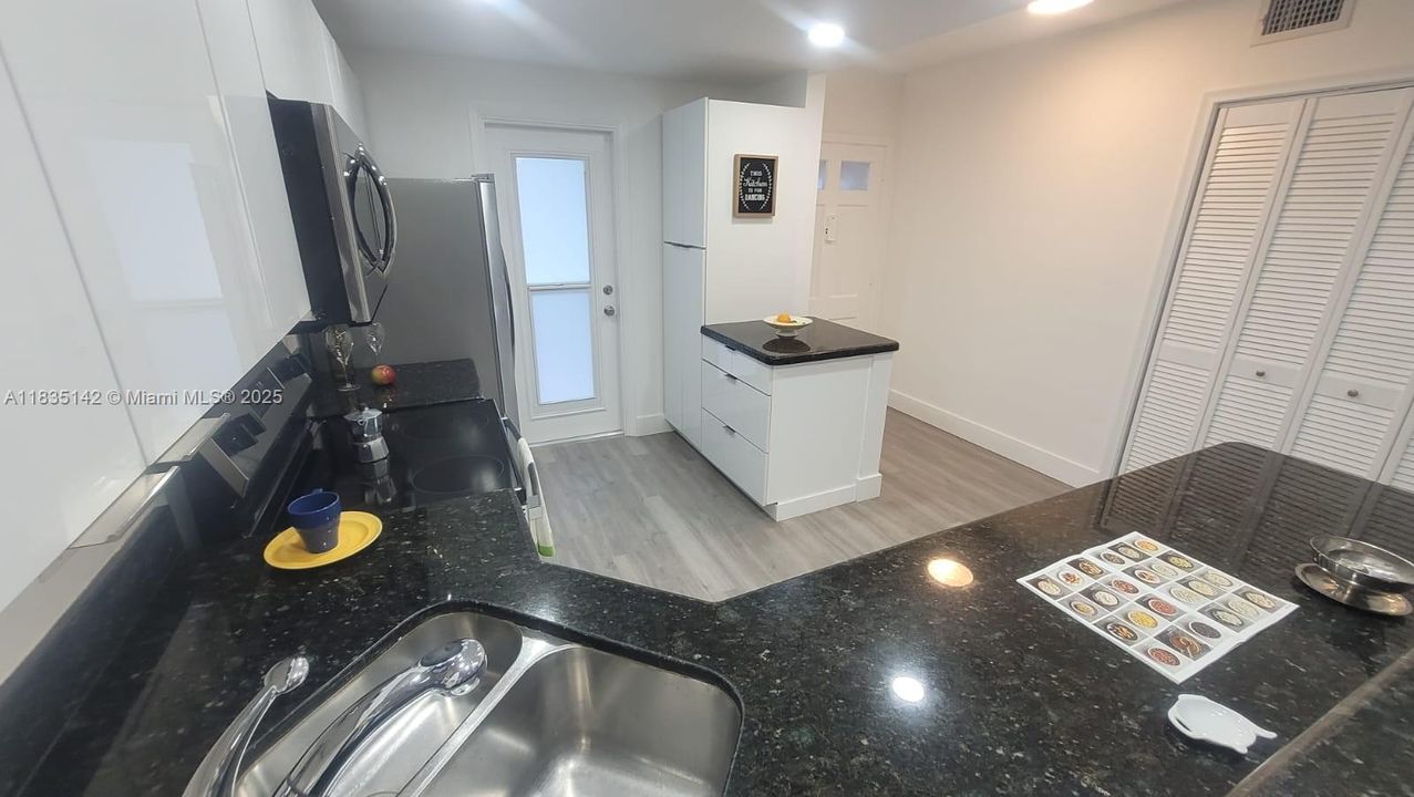 Recientemente alquilado: $2,000 (2 camas, 2 baños, 950 Pies cuadrados)