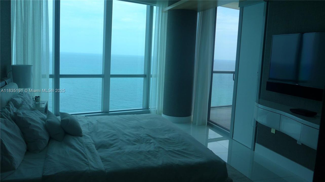 For Sale: $2,790,000 (2 beds, 3 baths, 1487 Square Feet)