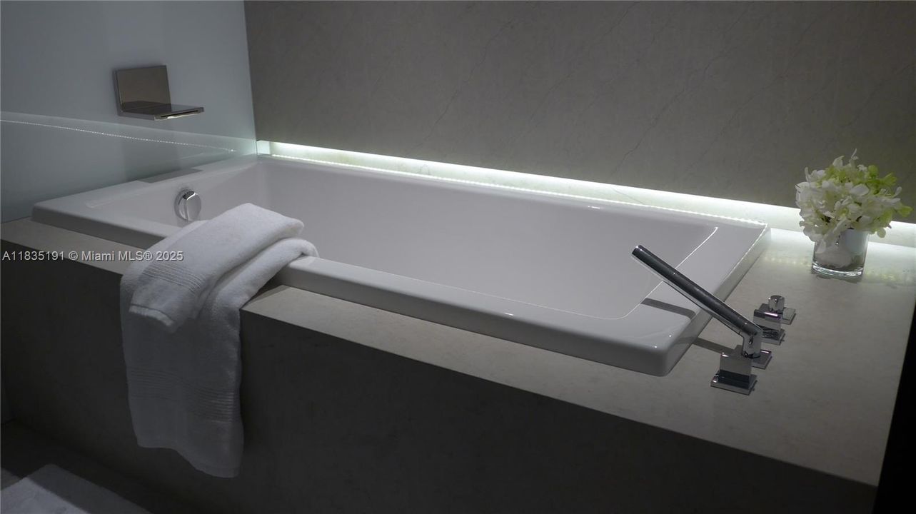 For Sale: $2,790,000 (2 beds, 3 baths, 1487 Square Feet)