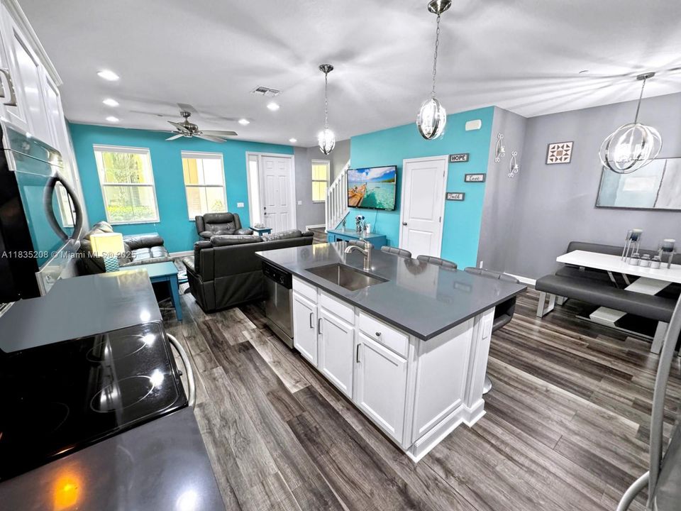 На продажу: $535,000 (3 спален, 2 ванн, 1334 Квадратных фут)