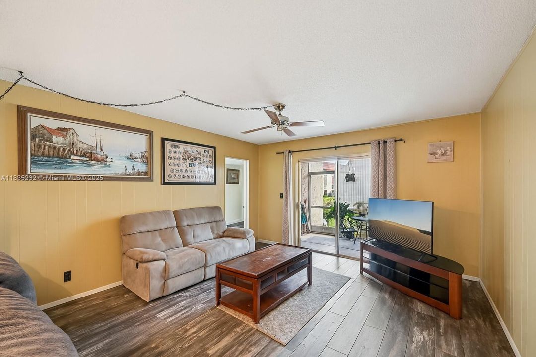 Active With Contract: $199,900 (3 beds, 2 baths, 1365 Square Feet)