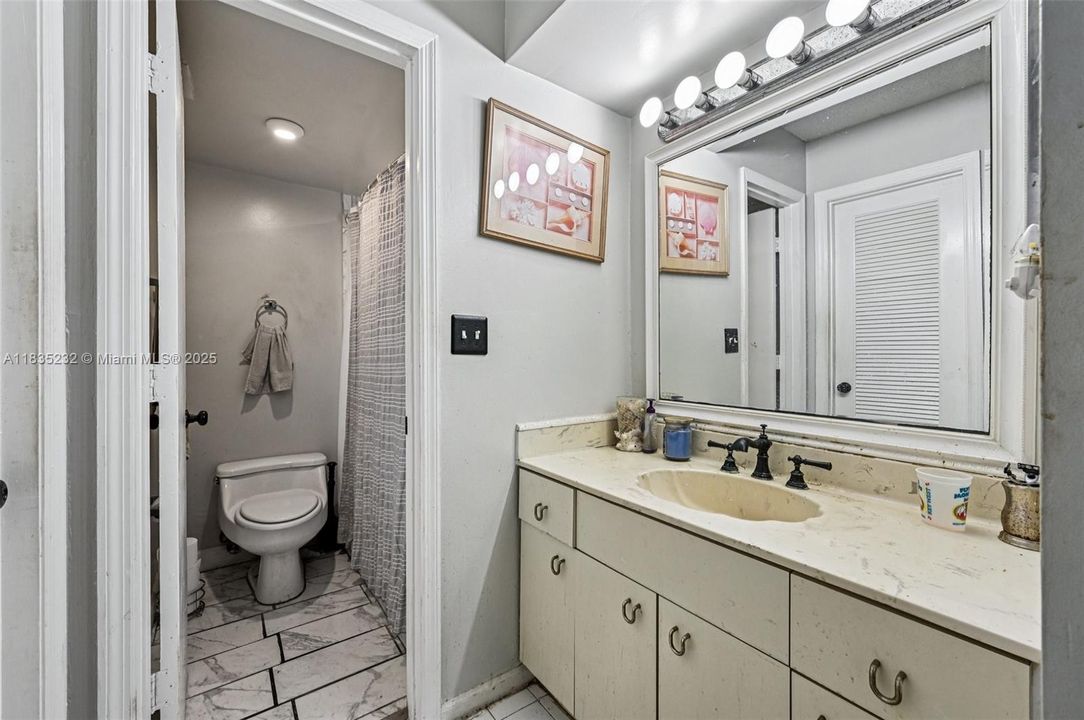 Active With Contract: $199,900 (3 beds, 2 baths, 1365 Square Feet)