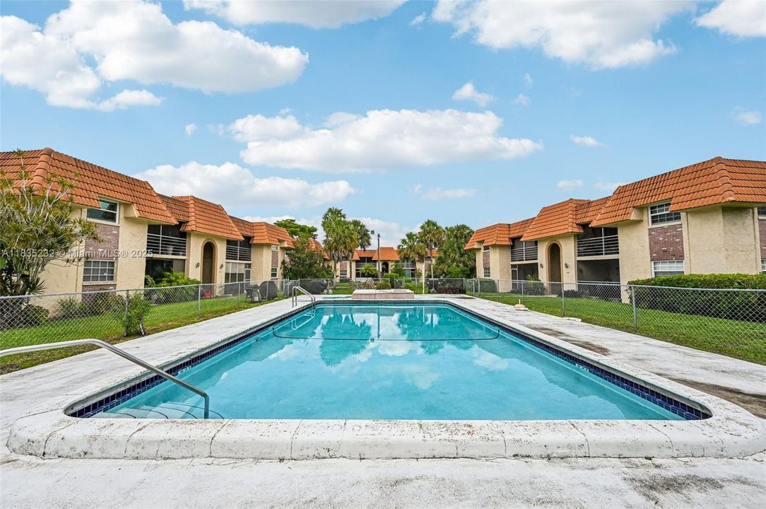 Active With Contract: $199,900 (3 beds, 2 baths, 1365 Square Feet)