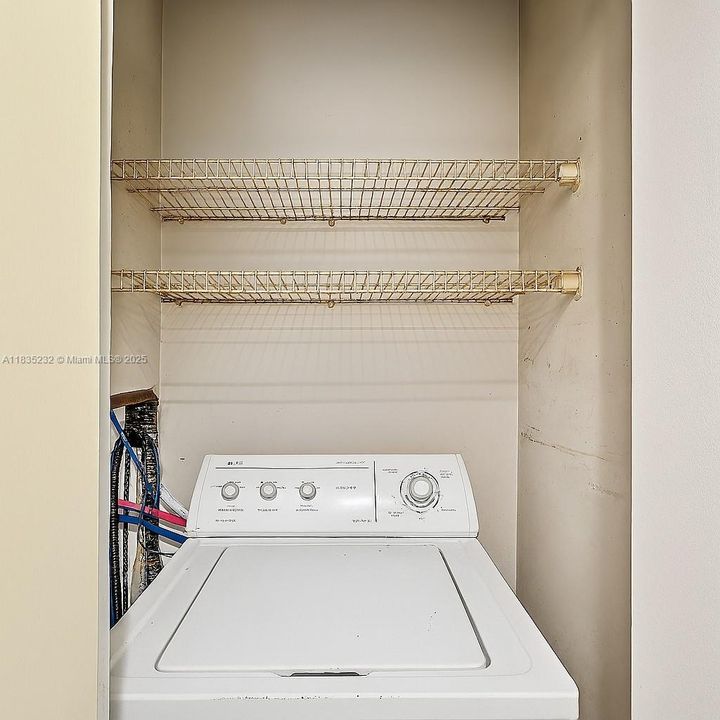 Active With Contract: $199,900 (3 beds, 2 baths, 1365 Square Feet)