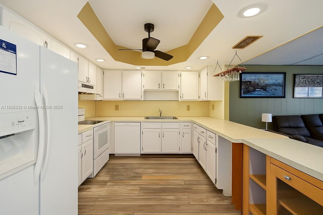 Active With Contract: $199,900 (3 beds, 2 baths, 1365 Square Feet)