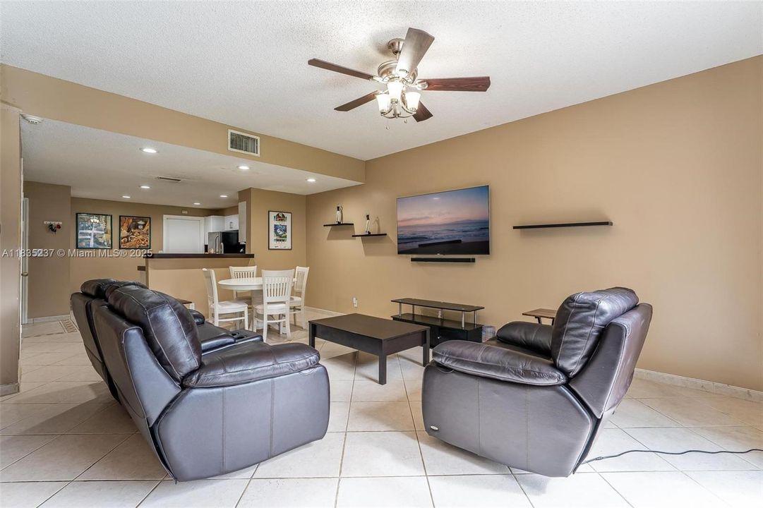 На продажу: $499,000 (2 спален, 2 ванн, 1131 Квадратных фут)