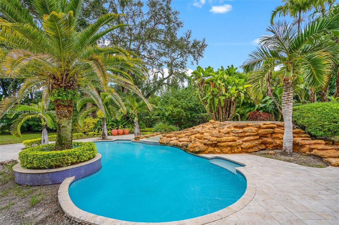 For Sale: $4,050,000 (7 beds, 6 baths, 5114 Square Feet)