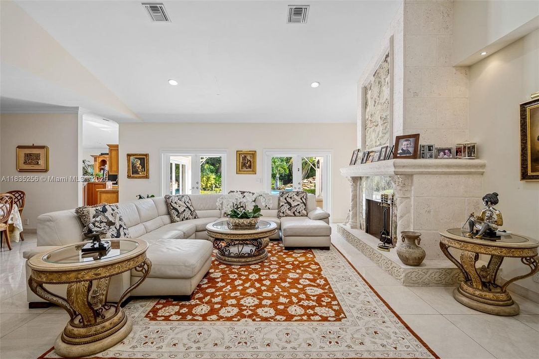 For Sale: $4,050,000 (7 beds, 6 baths, 5114 Square Feet)