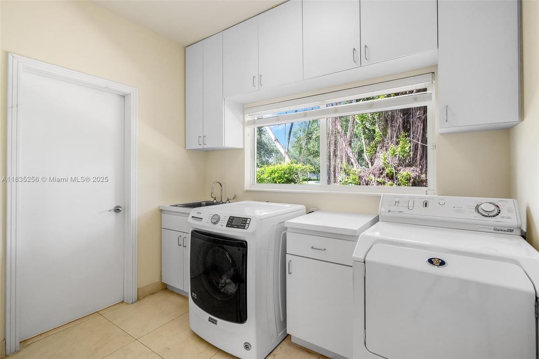 For Sale: $4,050,000 (7 beds, 6 baths, 5114 Square Feet)