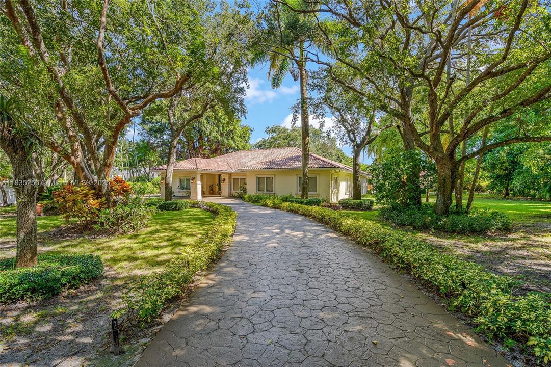 For Sale: $4,050,000 (7 beds, 6 baths, 5114 Square Feet)