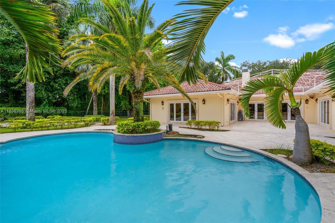 For Sale: $4,050,000 (7 beds, 6 baths, 5114 Square Feet)