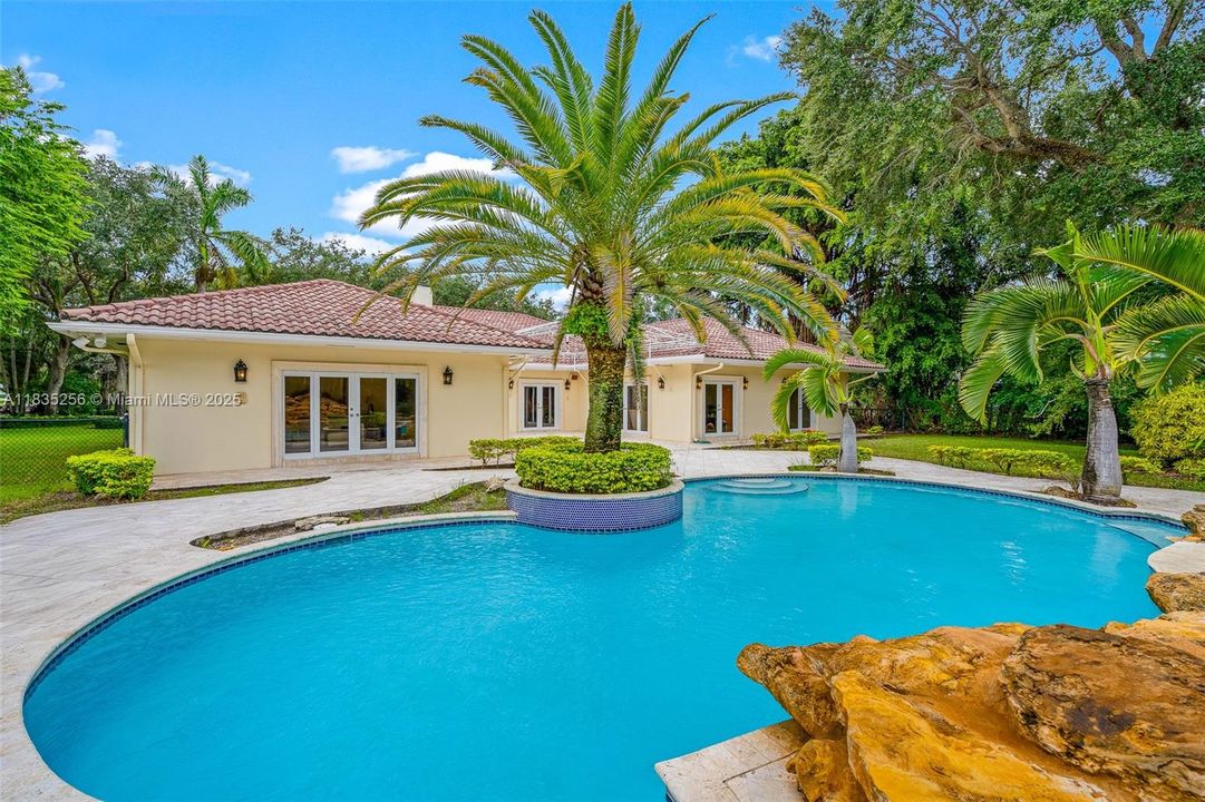 For Sale: $4,050,000 (7 beds, 6 baths, 5114 Square Feet)