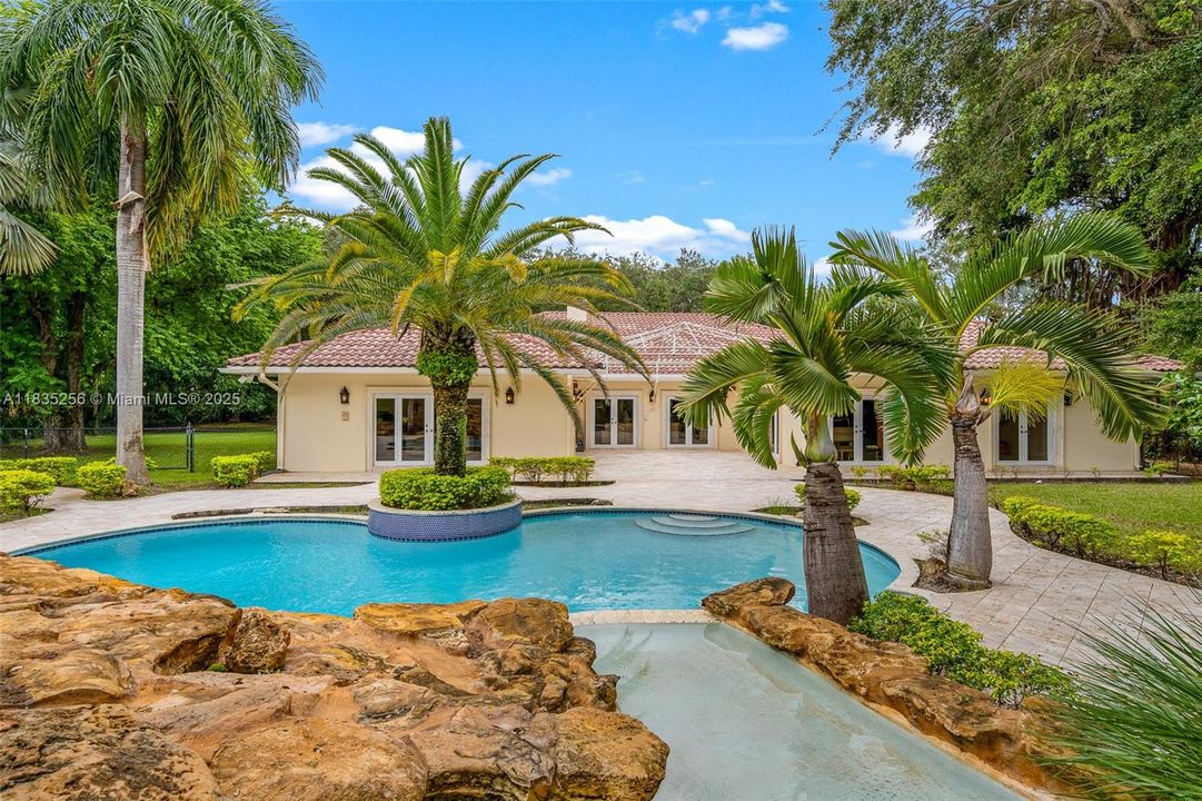 For Sale: $4,050,000 (7 beds, 6 baths, 5114 Square Feet)