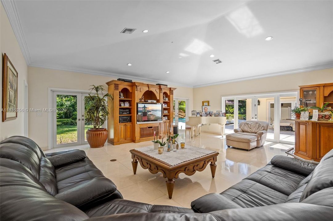 For Sale: $4,050,000 (7 beds, 6 baths, 5114 Square Feet)