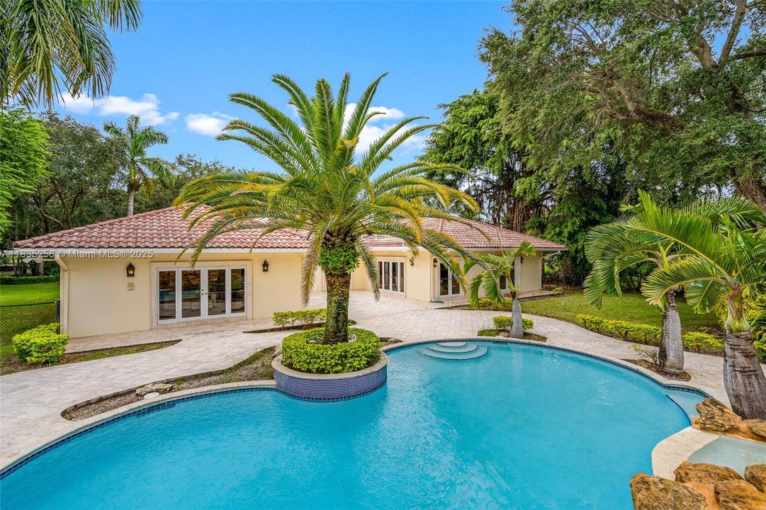 For Sale: $4,050,000 (7 beds, 6 baths, 5114 Square Feet)