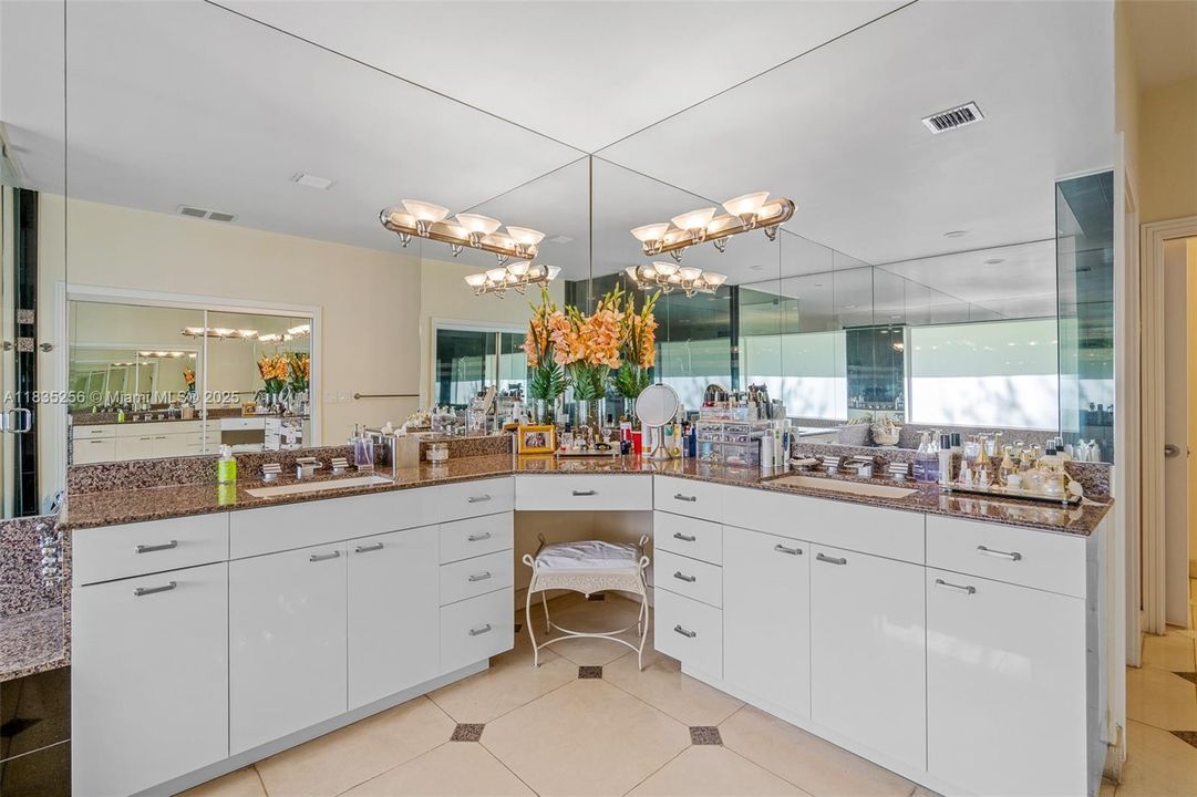 For Sale: $4,050,000 (7 beds, 6 baths, 5114 Square Feet)