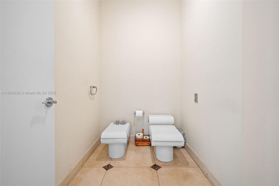 For Sale: $4,050,000 (7 beds, 6 baths, 5114 Square Feet)