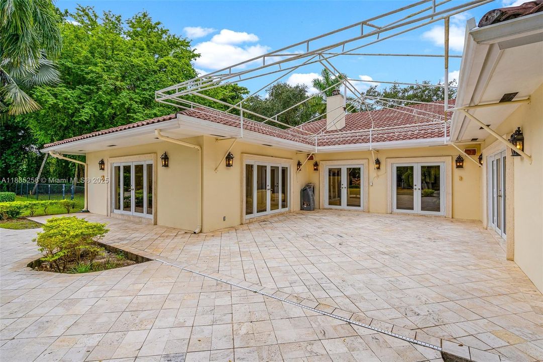 For Sale: $4,050,000 (7 beds, 6 baths, 5114 Square Feet)