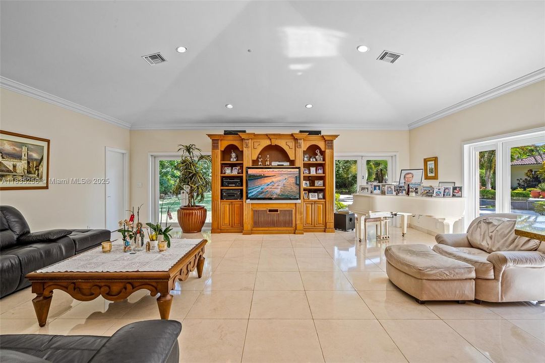 For Sale: $4,050,000 (7 beds, 6 baths, 5114 Square Feet)