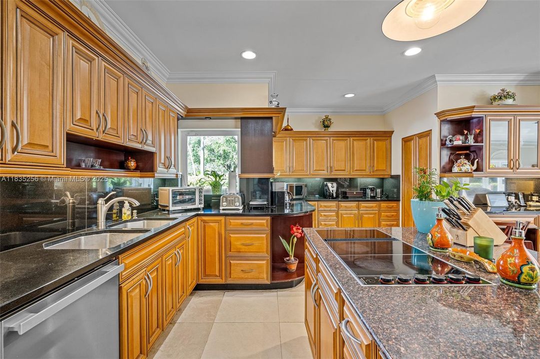 For Sale: $4,050,000 (7 beds, 6 baths, 5114 Square Feet)