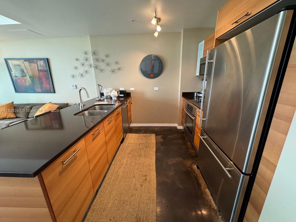 For Sale: $425,000 (0 beds, 1 baths, 655 Square Feet)