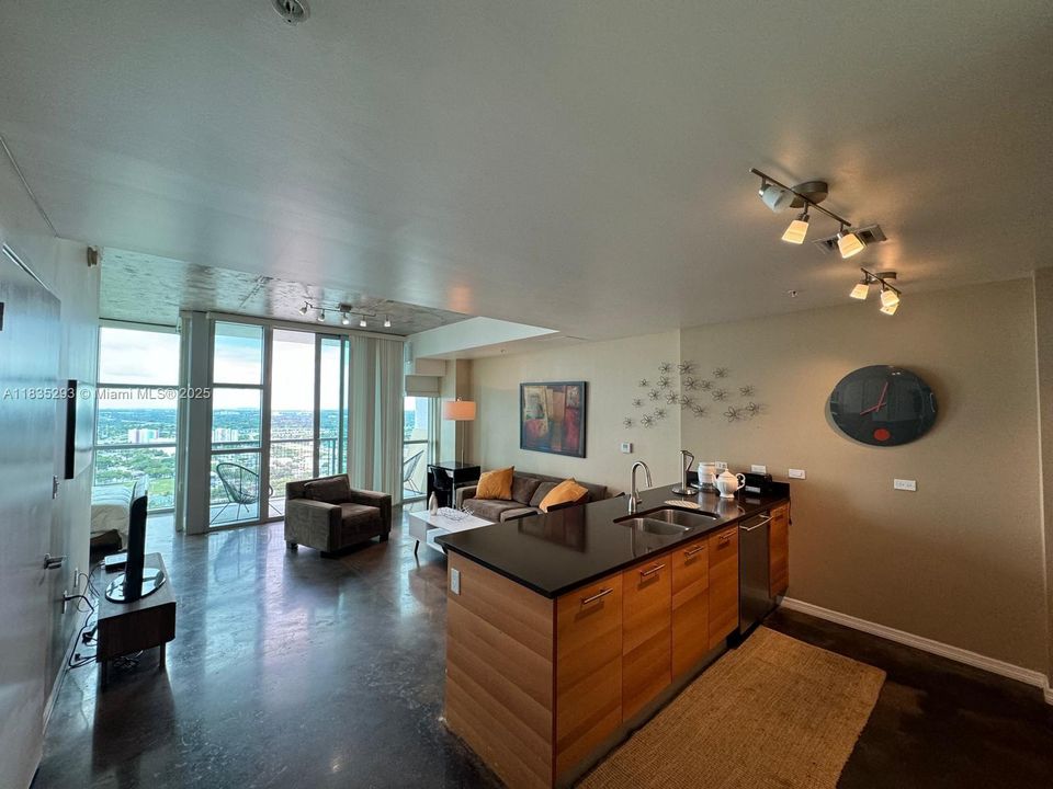 For Sale: $425,000 (0 beds, 1 baths, 655 Square Feet)