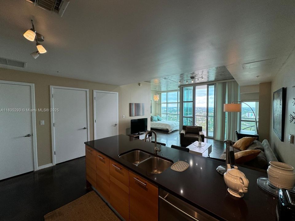 For Sale: $425,000 (0 beds, 1 baths, 655 Square Feet)