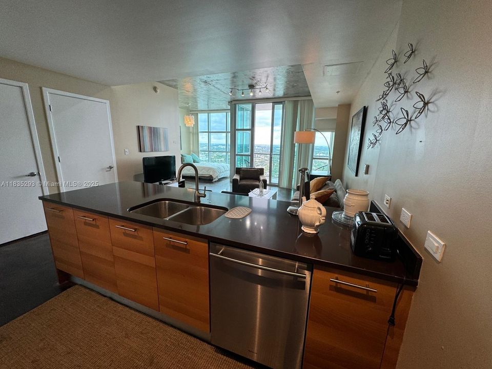 For Sale: $425,000 (0 beds, 1 baths, 655 Square Feet)