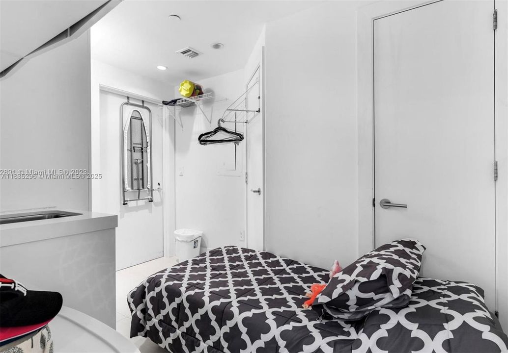 Active With Contract: $2,200,000 (3 beds, 3 baths, 2100 Square Feet)