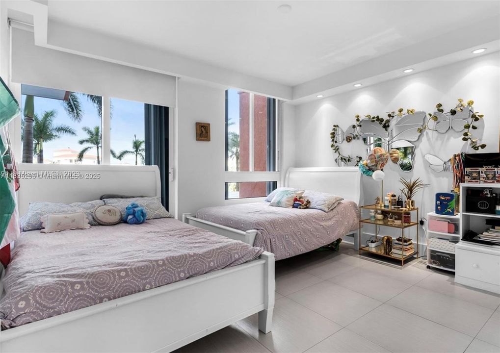 Active With Contract: $2,200,000 (3 beds, 3 baths, 2100 Square Feet)