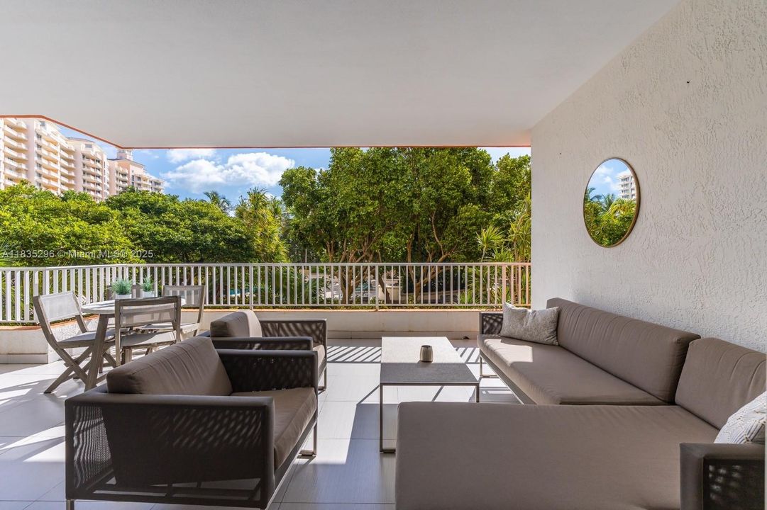 Active With Contract: $2,200,000 (3 beds, 3 baths, 2100 Square Feet)