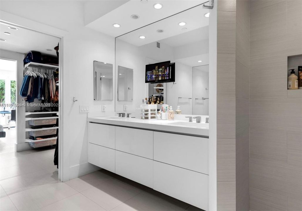 Active With Contract: $2,200,000 (3 beds, 3 baths, 2100 Square Feet)