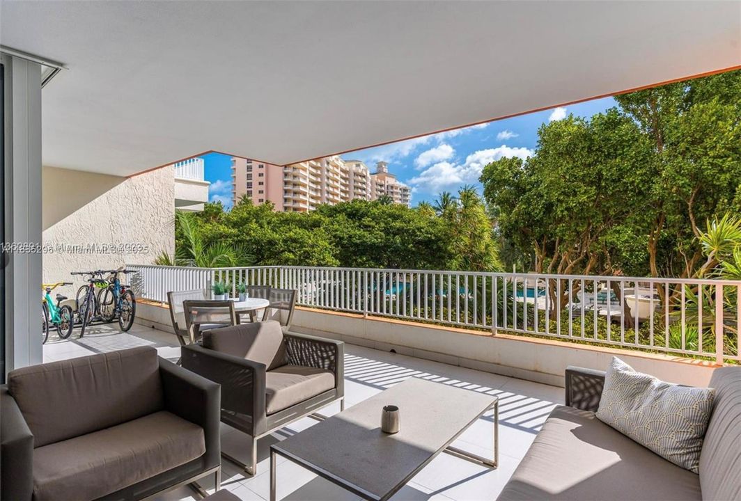 Active With Contract: $2,200,000 (3 beds, 3 baths, 2100 Square Feet)