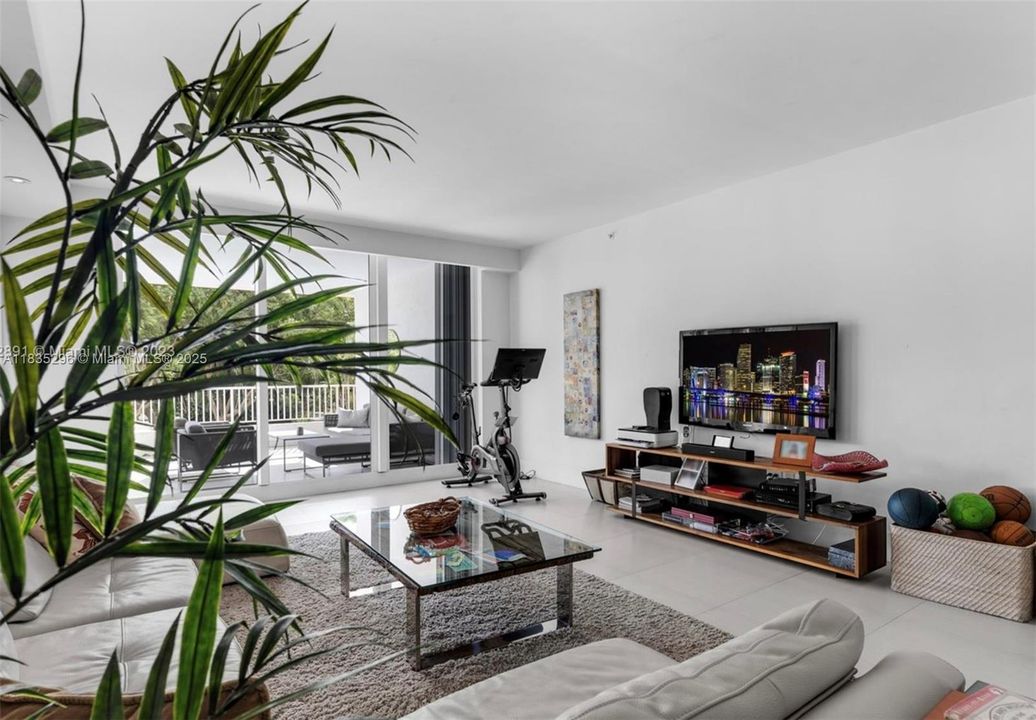 Active With Contract: $2,200,000 (3 beds, 3 baths, 2100 Square Feet)