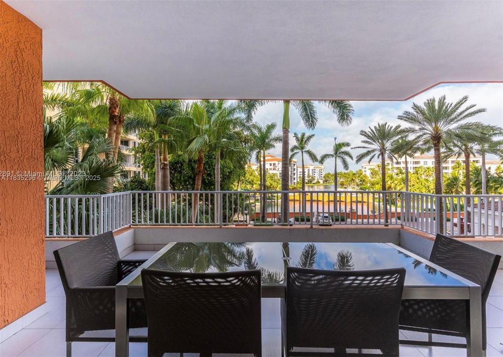 Active With Contract: $2,200,000 (3 beds, 3 baths, 2100 Square Feet)