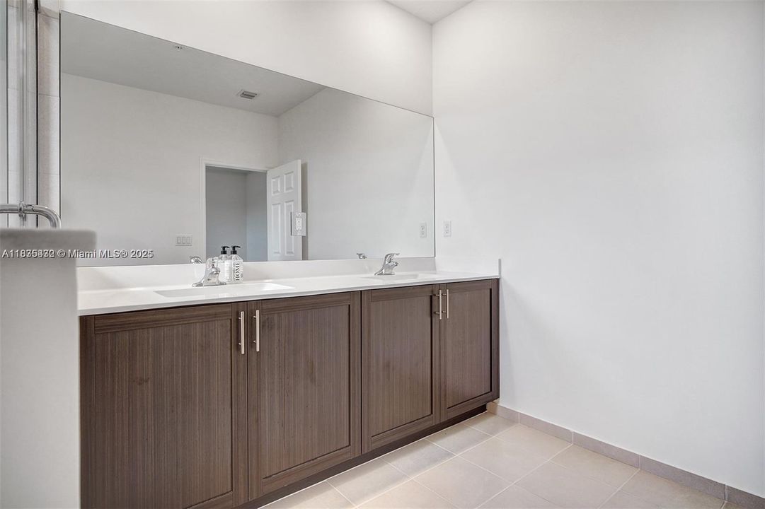 For Rent: $3,198 (3 beds, 2 baths, 1468 Square Feet)