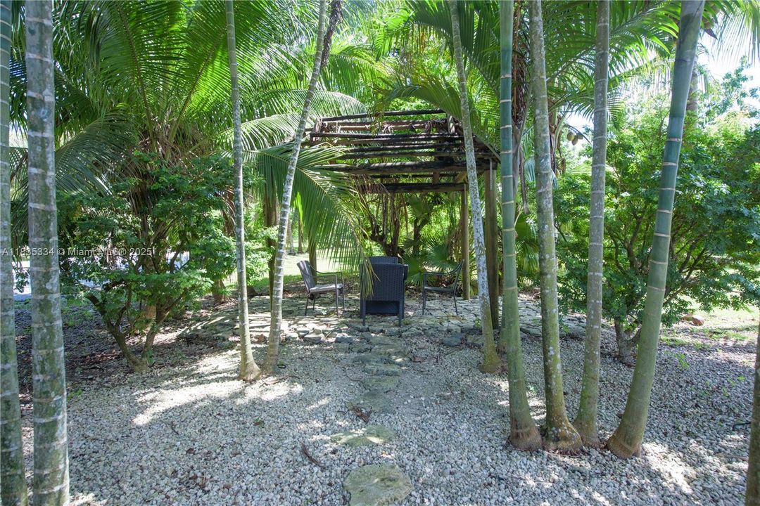 合同活跃: $2,999,000 (4 贝兹, 4 浴室, 3764 平方英尺)