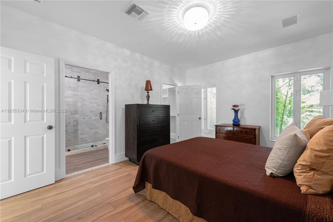 合同活跃: $2,999,000 (4 贝兹, 4 浴室, 3764 平方英尺)