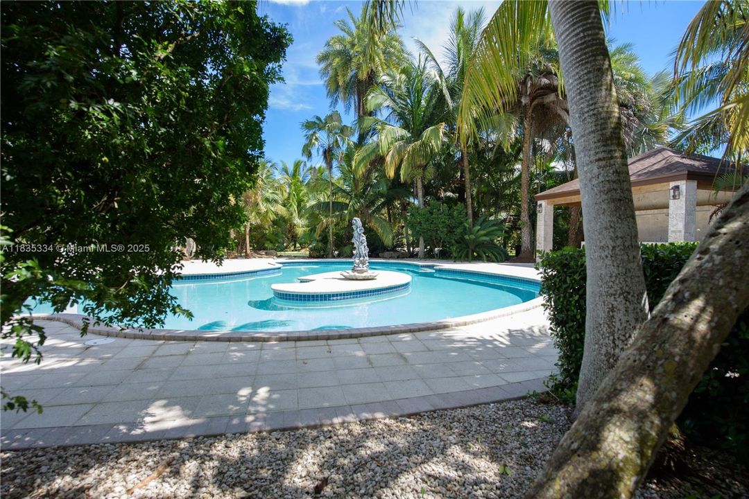 合同活跃: $2,999,000 (4 贝兹, 4 浴室, 3764 平方英尺)