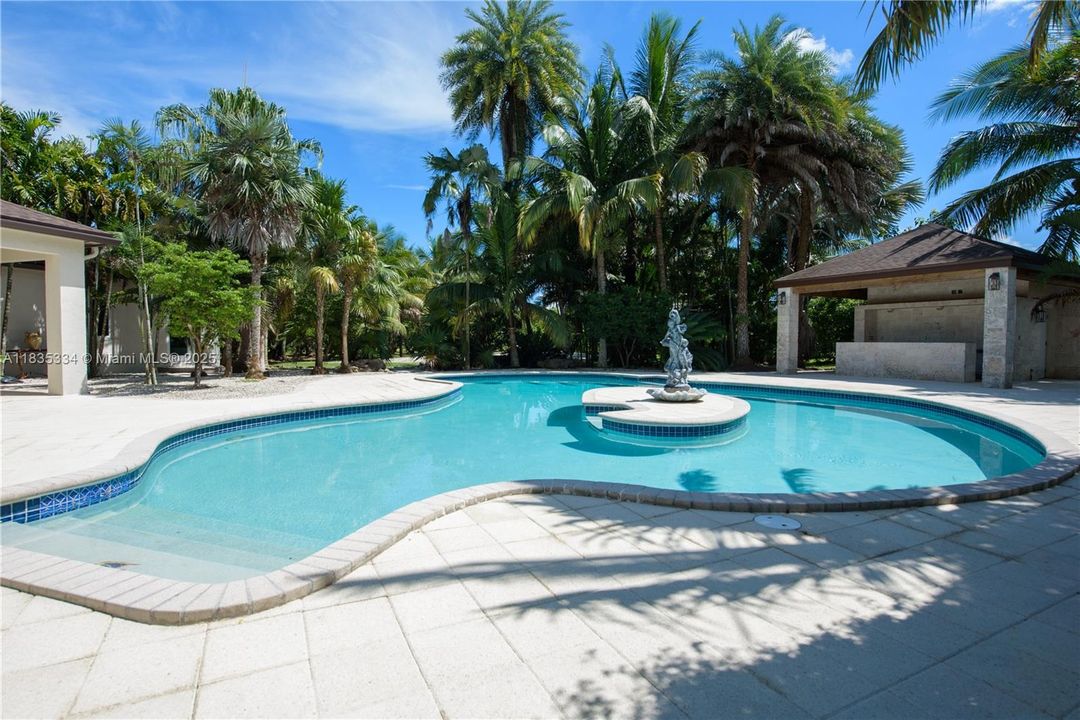 合同活跃: $2,999,000 (4 贝兹, 4 浴室, 3764 平方英尺)