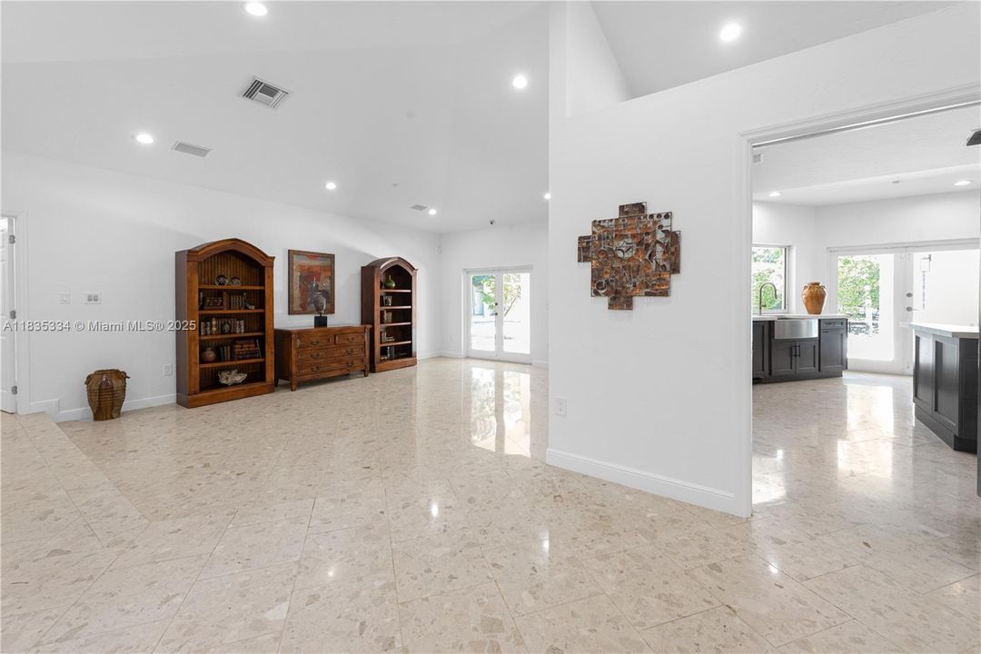 合同活跃: $2,999,000 (4 贝兹, 4 浴室, 3764 平方英尺)