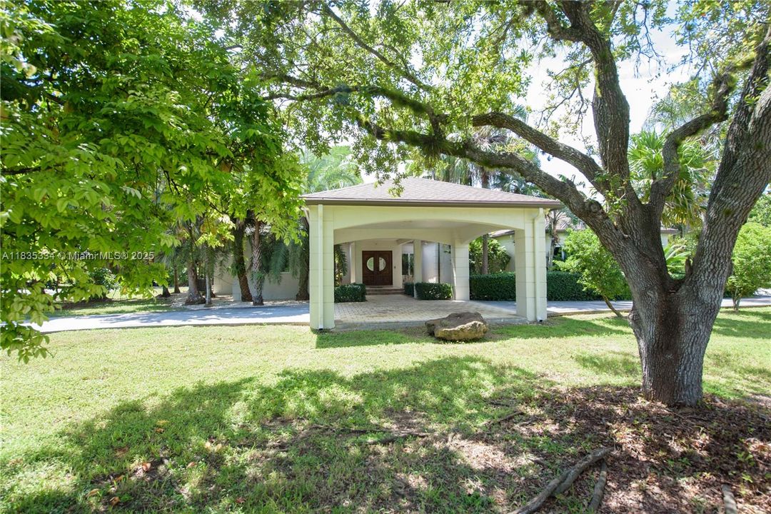 合同活跃: $2,999,000 (4 贝兹, 4 浴室, 3764 平方英尺)