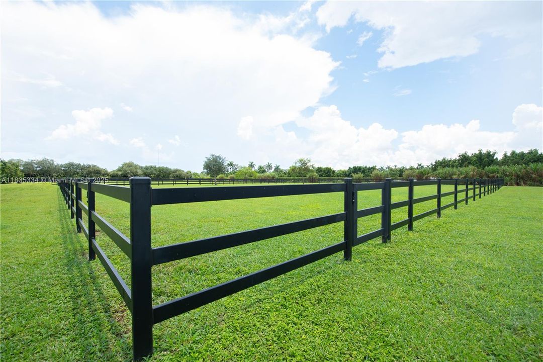 合同活跃: $2,999,000 (4 贝兹, 4 浴室, 3764 平方英尺)