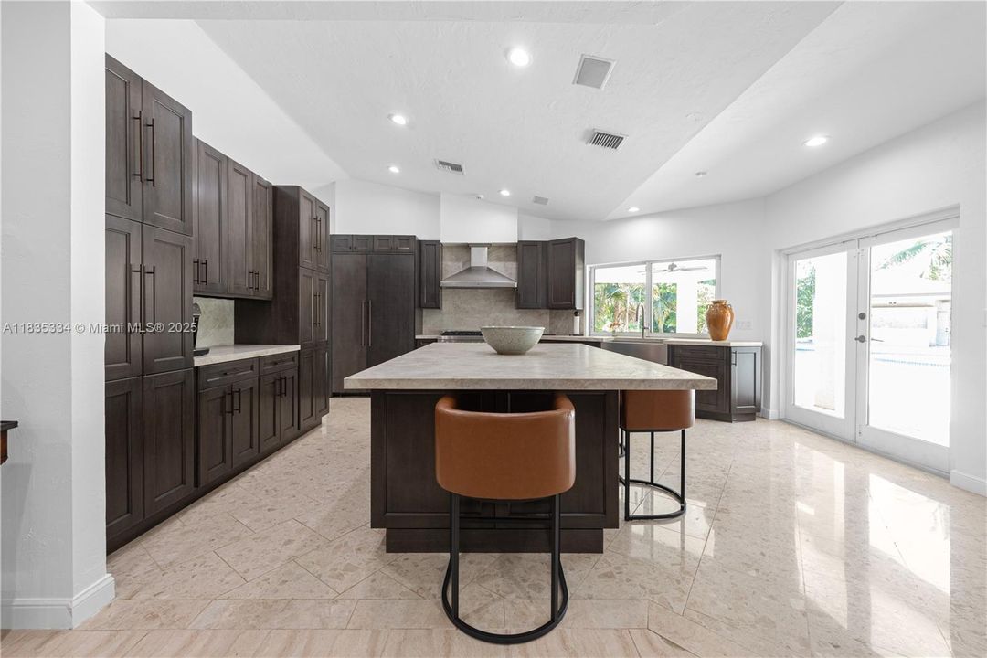 合同活跃: $2,999,000 (4 贝兹, 4 浴室, 3764 平方英尺)