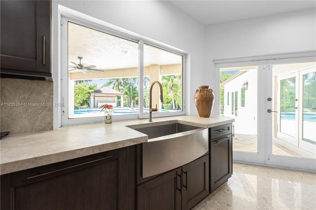 合同活跃: $2,999,000 (4 贝兹, 4 浴室, 3764 平方英尺)