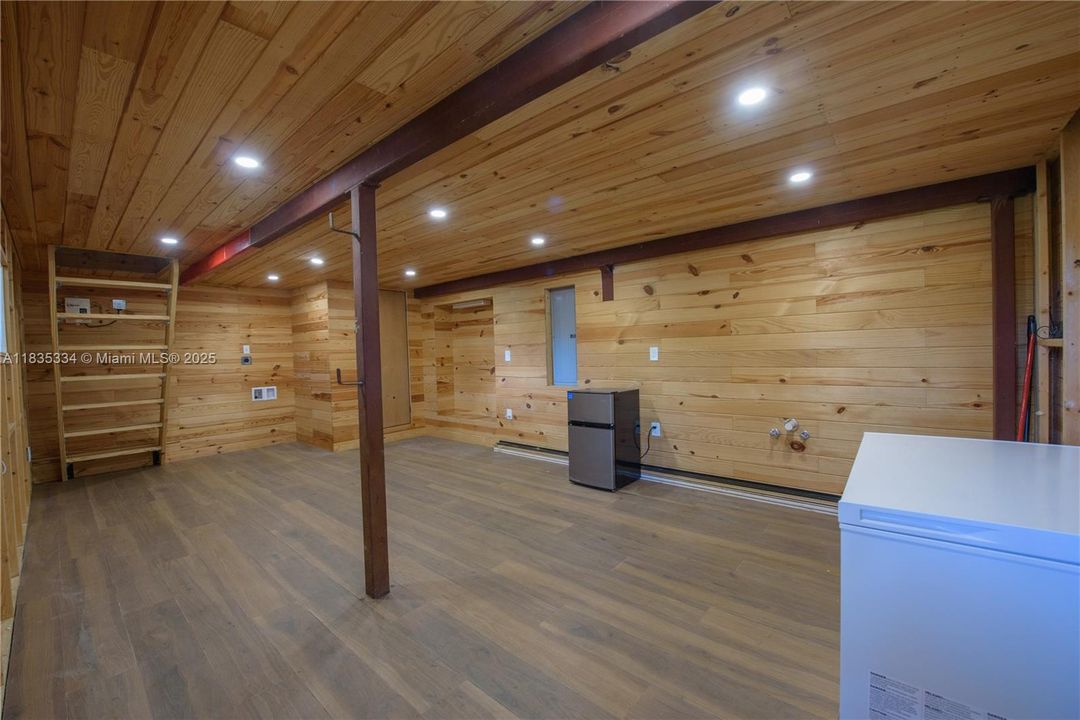 合同活跃: $2,999,000 (4 贝兹, 4 浴室, 3764 平方英尺)