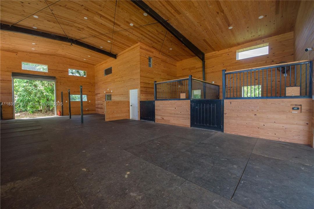 合同活跃: $2,999,000 (4 贝兹, 4 浴室, 3764 平方英尺)