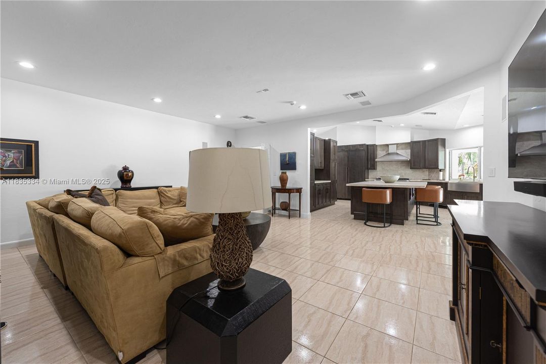 合同活跃: $2,999,000 (4 贝兹, 4 浴室, 3764 平方英尺)