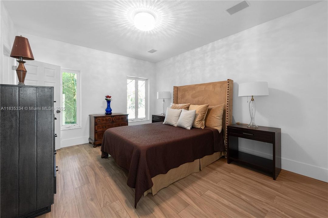 合同活跃: $2,999,000 (4 贝兹, 4 浴室, 3764 平方英尺)