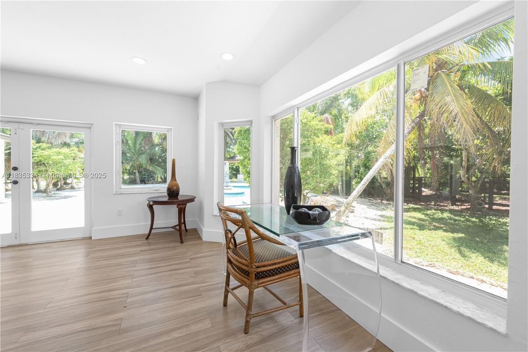 合同活跃: $2,999,000 (4 贝兹, 4 浴室, 3764 平方英尺)